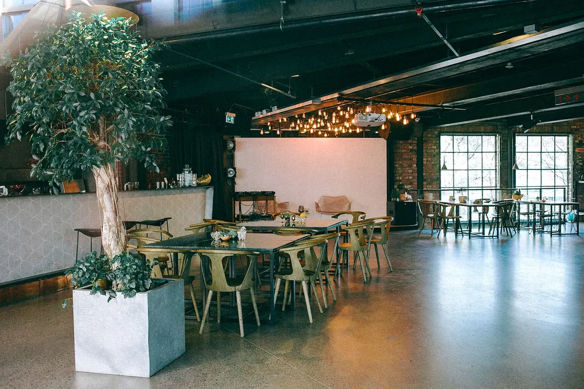 Intérieur de café avec tables en bois et plantes